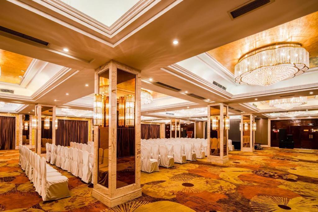 Chengdu Rising Butterfly Hotel Bagian luar foto
