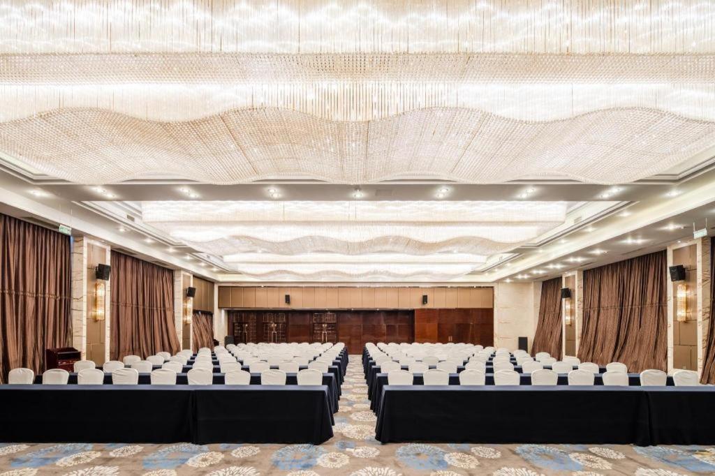 Chengdu Rising Butterfly Hotel Bagian luar foto