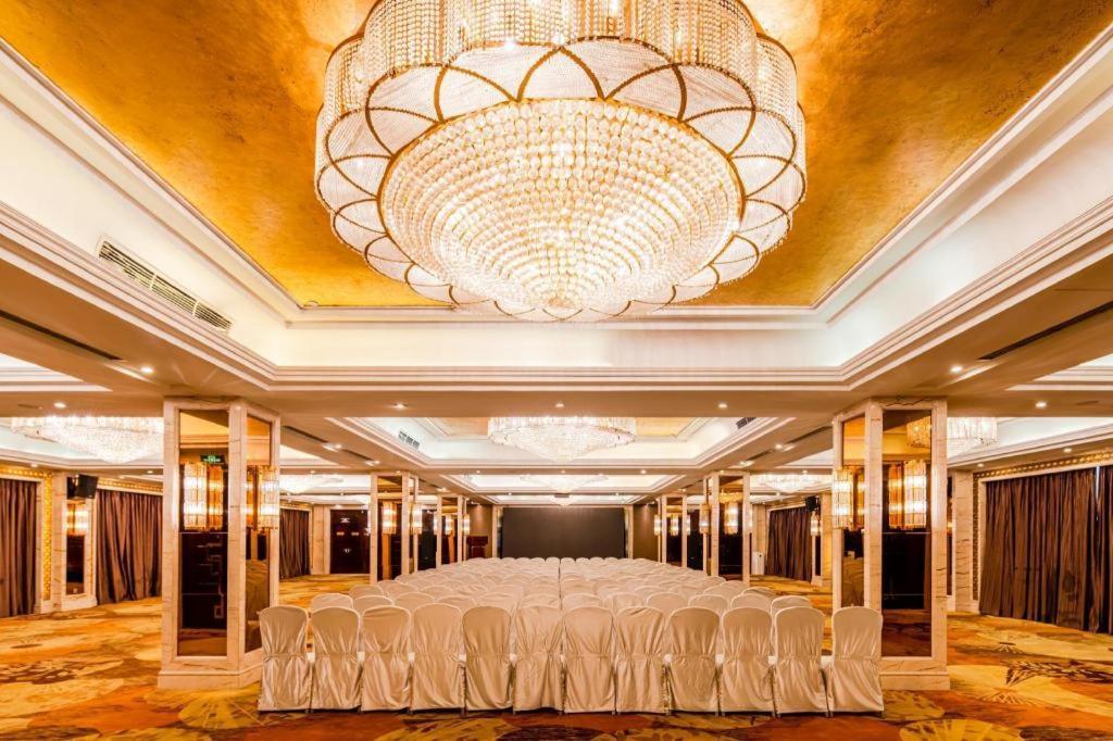 Chengdu Rising Butterfly Hotel Bagian luar foto