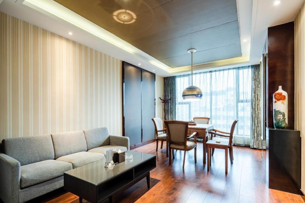 Chengdu Rising Butterfly Hotel Bagian luar foto
