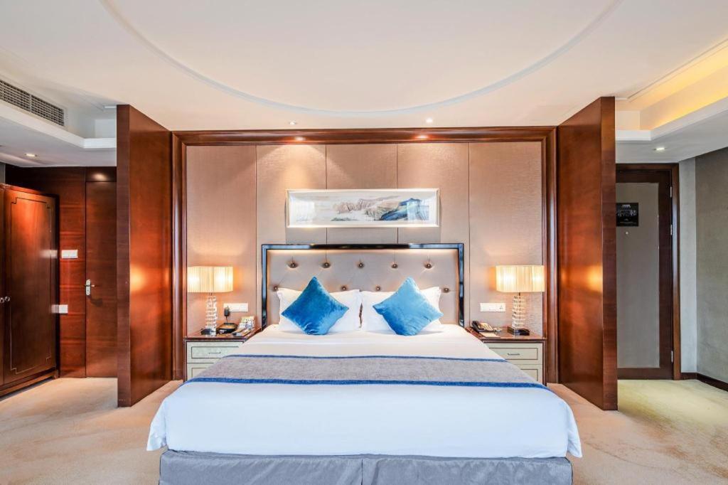 Chengdu Rising Butterfly Hotel Bagian luar foto