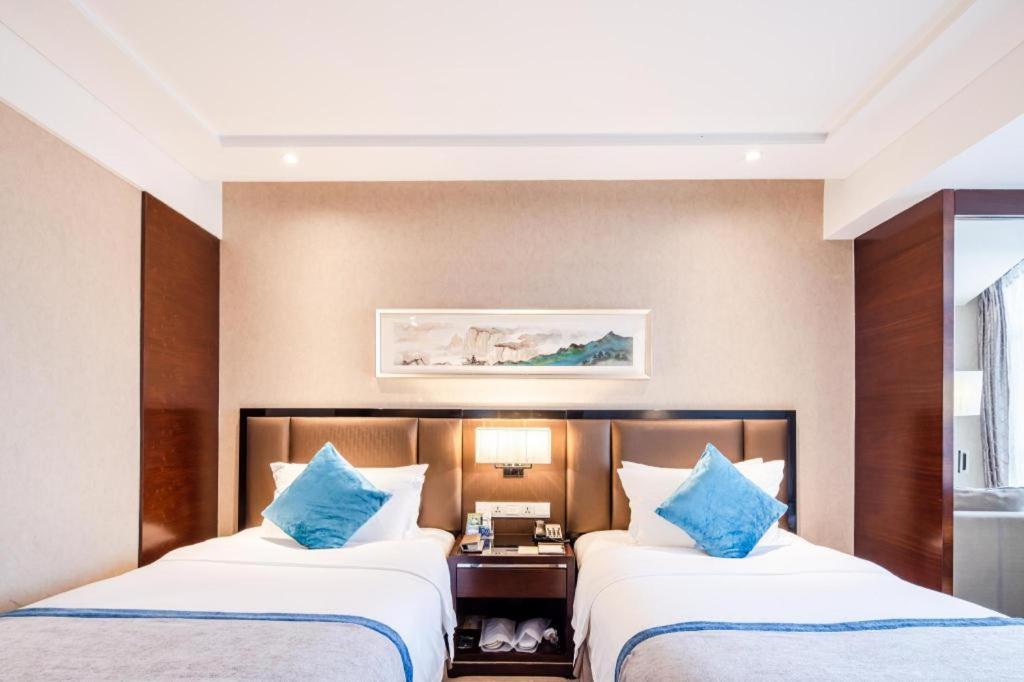 Chengdu Rising Butterfly Hotel Bagian luar foto