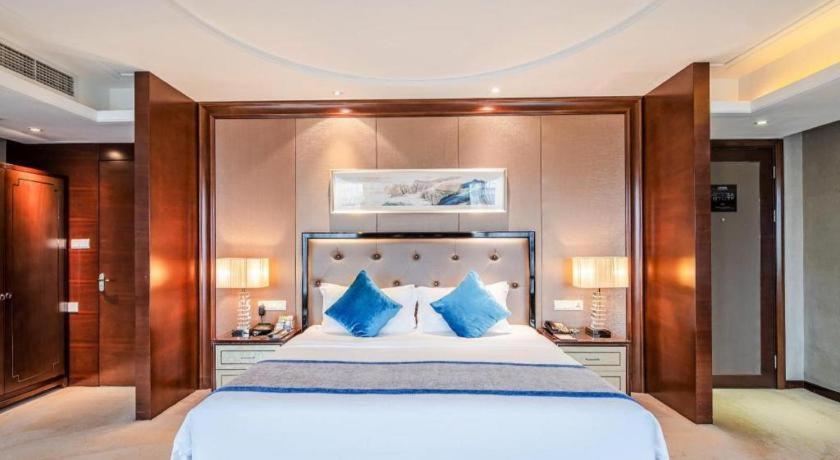 Chengdu Rising Butterfly Hotel Bagian luar foto